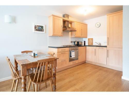 Bright & Modern, 1 Bedroom Apartment For Up To 4