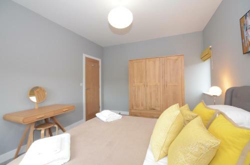 Apartamento Froghall Suites
