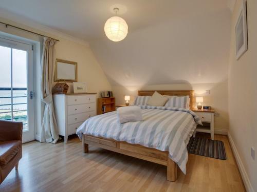 Bright Holiday Home In Whitstable Kent With Private Parking