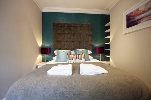 Urban Living's - Castle View Luxury Apartment