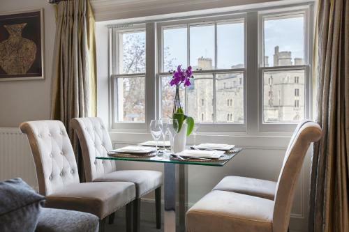 Urban Living's - Castle View Luxury Apartment