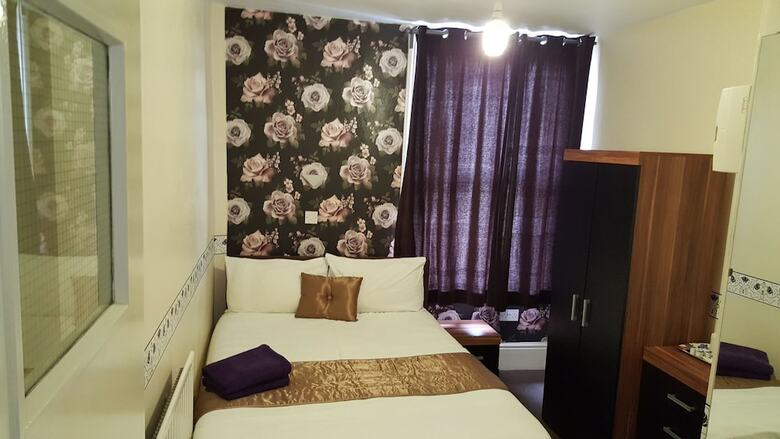 Hostal Portsmouth Budget Hotels