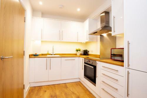 ? Modern Oxford Apartment + King Size Bed! ?