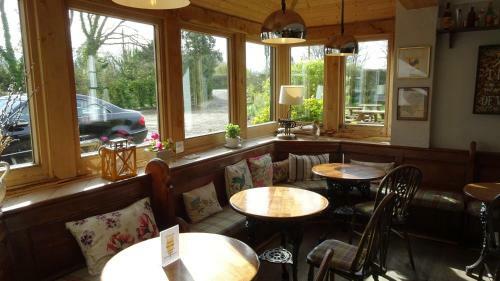 Hotel The Furze Bush Inn