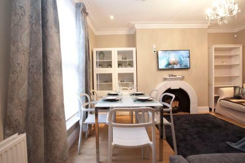 Two Bedroom Luxury Apartment By Town Hall