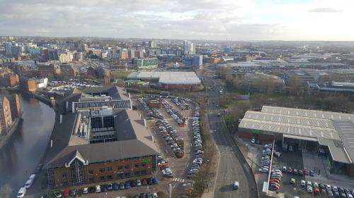 Two Bed Modern City Center Apartment With Gorgeous Views