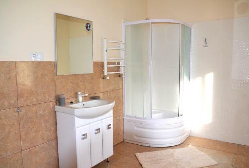 Coin Apartments & Hostel