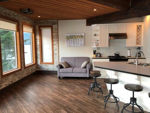 The Lodge On Harrison Lake