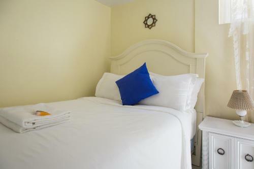 Hostal Charlton Suites Guest House