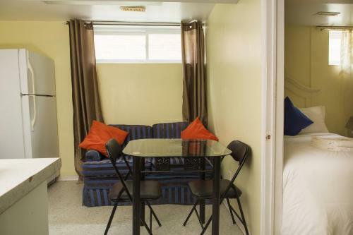 Hostal Charlton Suites Guest House