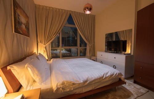 Two Bedroom Apartment With Sea View - Marina Diamond 4