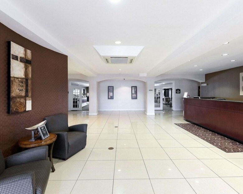 Hotel Comfort Suites University