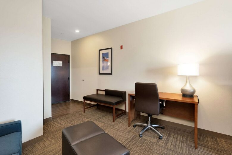 Hotel Comfort Suites University