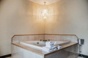 Quality Hotel & Suites At The Falls