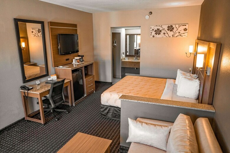 Hotel Quality Inn & Suites At Six Flags