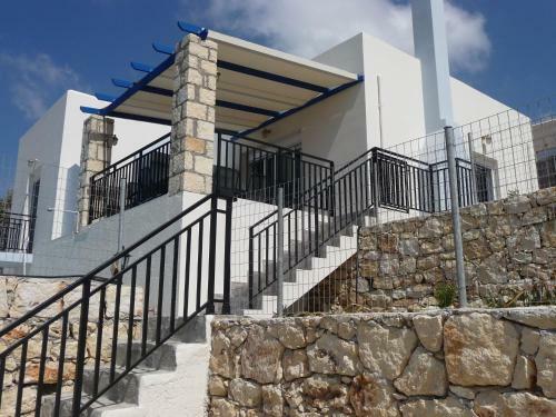 Cozy Villa In Agia Triada With Pool And Deckchair