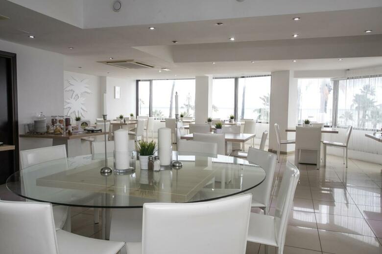 Les Palmiers Beach Hotel