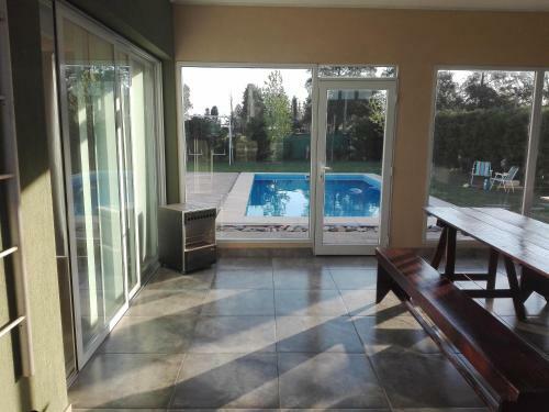 Casa En Club De Campo. Parque Y Pileta.