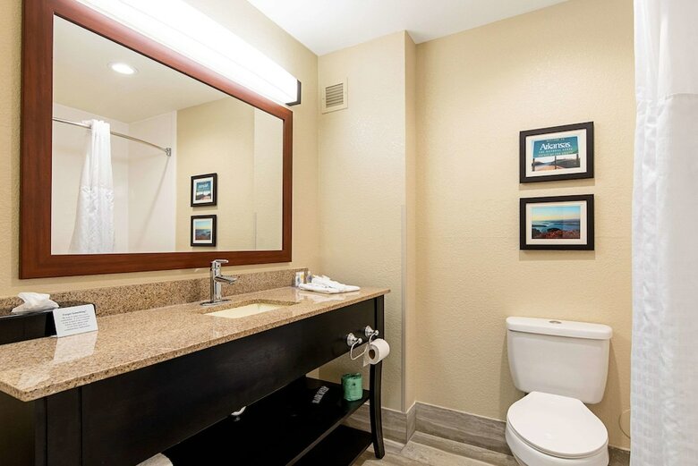Holiday Inn Express Hotel & Suites Pine Bluff