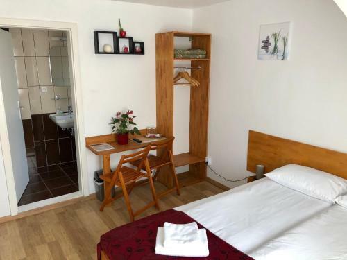 Hostal Pension Rote Rosen