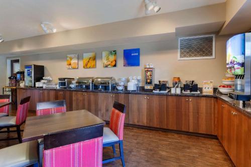 Hotel Comfort Inn & Suites Page