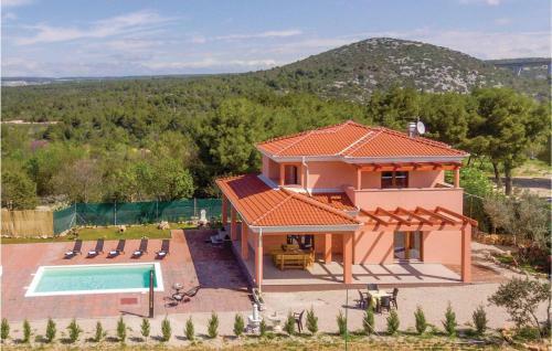 Four-bedroom Holiday Home In Bilice