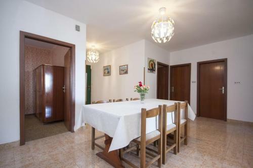 Apartment Brodarica 5736a