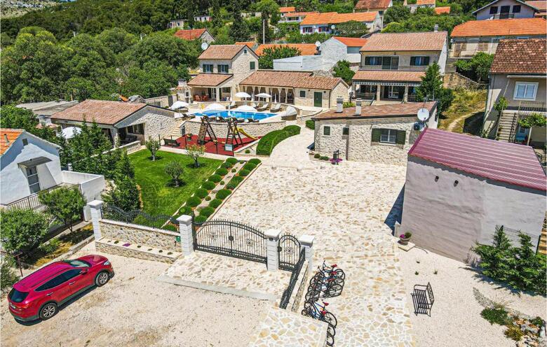 Four-bedroom Holiday Home In Dubrava