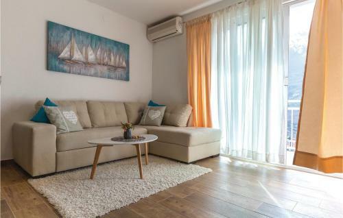 Three-bedroom Apartment In Zagvozd