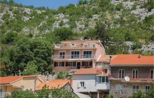 Three-bedroom Apartment In Zagvozd