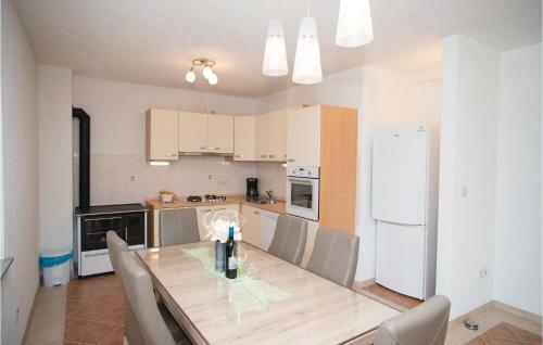 Two-bedroom Apartment In Zagvozd