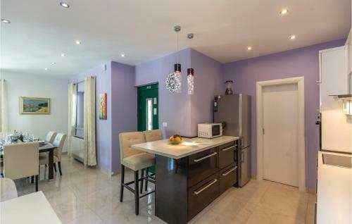 Four-bedroom Holiday Home In Zagvozd