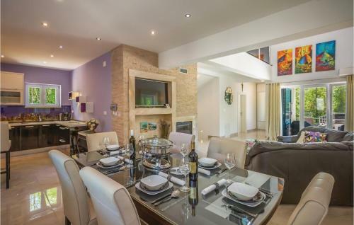 Four-bedroom Holiday Home In Zagvozd