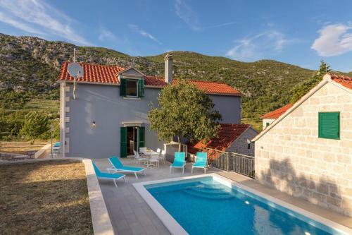 Villa Roglic With Pool In Dalmatian Hinterland
