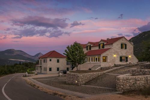 Villa Roglic With Pool In Dalmatian Hinterland