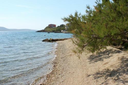 Hostal Quadruple Room Metajna 3305m