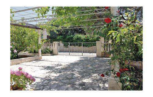 Three-bedroom Apartment In Supetar