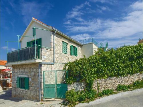 Four-bedroom Holiday Home In Sutivan