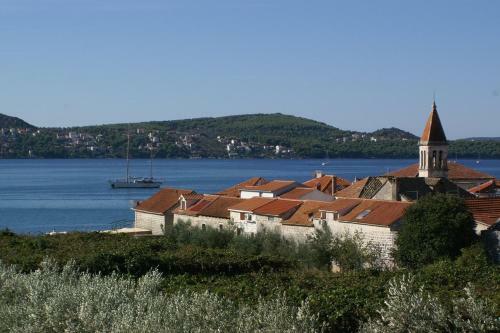 Apartments By The Sea Seget Donji (trogir) - 2041
