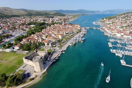 Apartments With A Parking Space Trogir - 11409