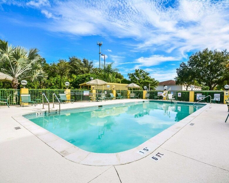 Hotel Comfort Suites