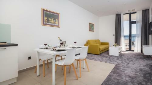 Marina Baoti? Apartments