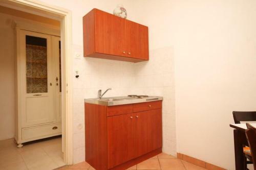 Apartments With A Parking Space Ugljan - 8241