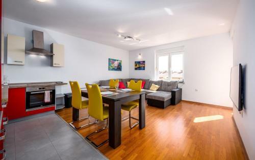 Laura House With Apartment