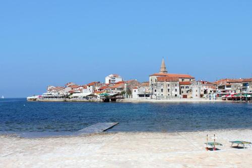 Apartments With A Parking Space Umag - 15941
