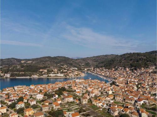 Three-bedroom Apartment In Vela Luka