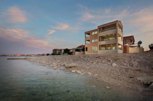 Apartments Malibu Royal