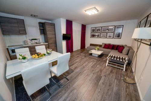 Sunset Deluxe Apartments