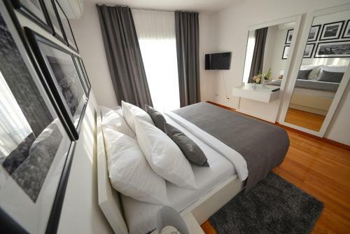Sunset Deluxe Apartments