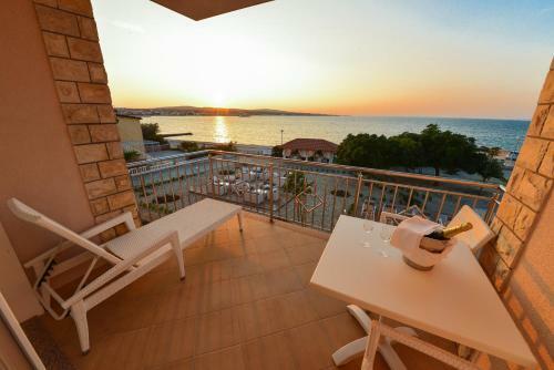 Sunset Deluxe Apartments